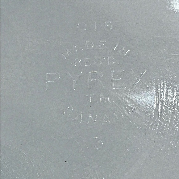 Pyrex Rare Vintage Red Canadian Made - Picture 5 of 5